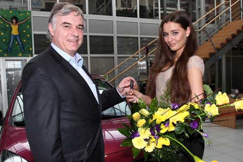 Generální ředitel Renaultu ČR Bernard Chretien předal klíčky České Miss 2012 Tereze Chlebovské.